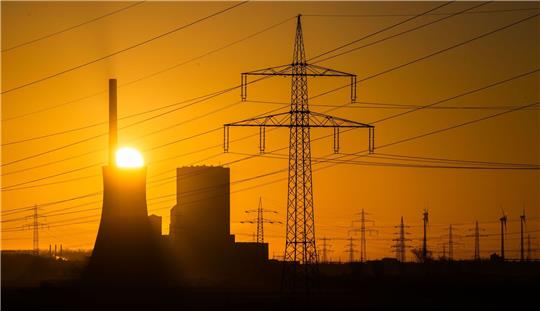 Die Sonne geht hinter dem Kohlekraftwerk Mehrum im Landkreis Peine auf.