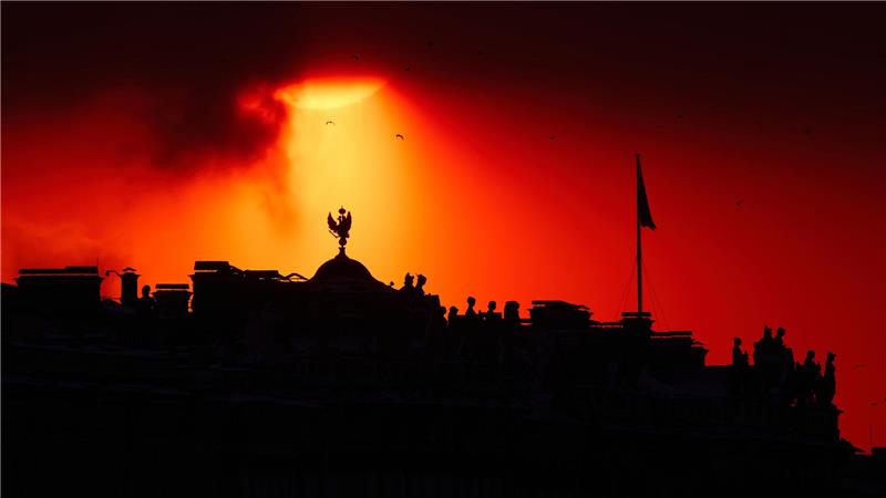 Die Sonne geht hinter dem Staatlichen Eremitage-Museum in St. Petersburg unter.