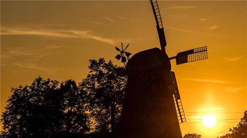 Die Sonne geht hinter der Turmholländermühle in Dörrwalde unter. 