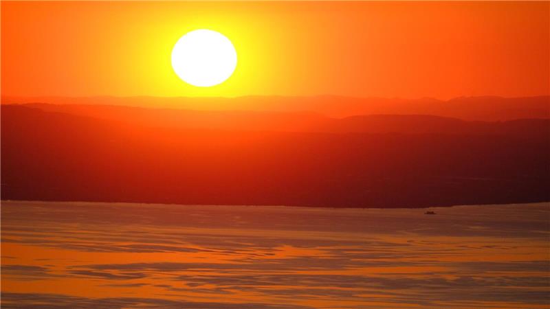 Die Sonne geht über dem Bodensee unter, aufgenommen von der Spitze des Pfänders.