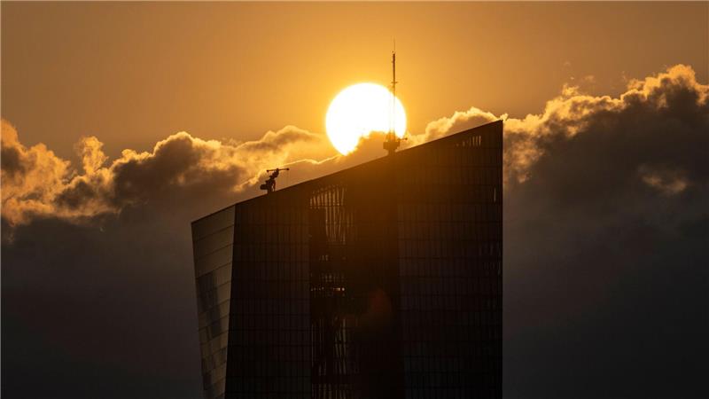 Die Sonne geht über der Europäischen Zentralbank in Frankfurt unter.