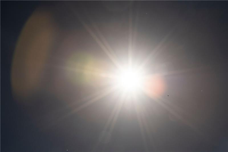 Vielerorts sonniger Wochenbeginn in Niedersachsen erwartet Die Sonne scheint am Himmel.