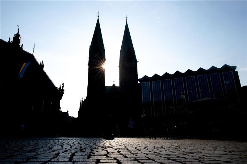Studie: Vertuschung von sexuellem Missbrauch Die Sonne scheint am blauen Himmel hinter den Türmen des St.-Petri-Dom am Bremer Marktplatz.