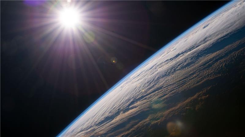 Warum wir 60-Stunden-Tage haben könnten Die Sonne scheint über dem Horizont der Erde, während die Internationale Raumstation über der kanadischen Provinz Quebec kreist.
