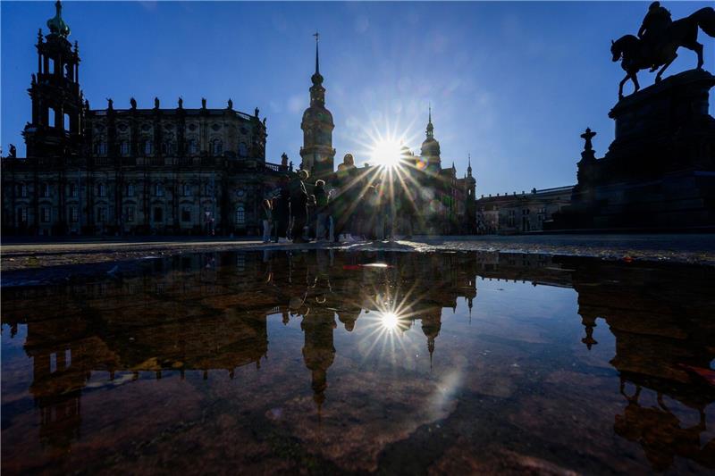 Die Sonne scheint über dem Theaterplatz in Dresden.