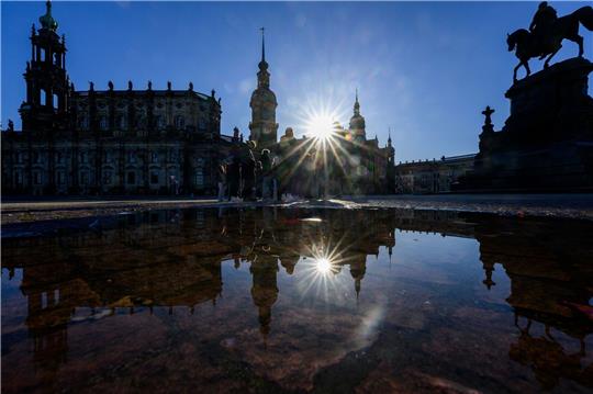 Die Sonne scheint über dem Theaterplatz in Dresden.