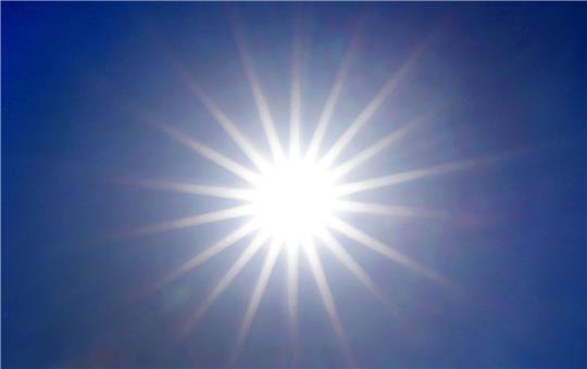 Die Sonne strahlt: Die Monate seit vergangenem November bildeten einer Analyse zufolge den bisher heißesten Zwölf-Monats-Zeitraum seit 125.000 Jahren.