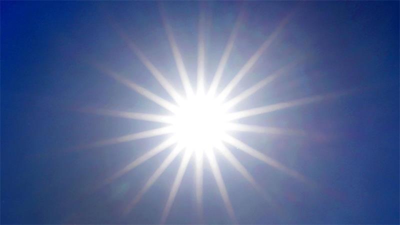 Die Sonne strahlt von einem wolkenlosen Himmel. (Archivbild)
