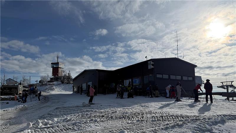 Mehr als einen Meter Schnee: Braunlage meldet Rekordzahlen Das Foto zeigt die Bergstation der Wurmbergseilbahn, den Aussichtsturm und viele Besucher.