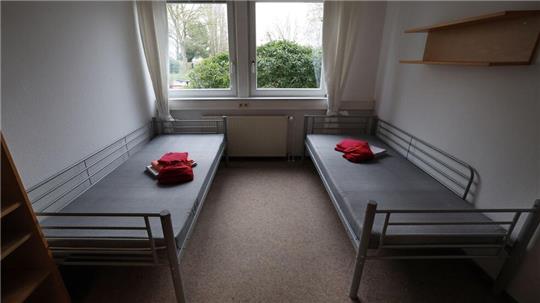 Die Sozialbehörde sichert rund 900 Plätze für Geflüchtete in Bremen. (Symbolbild)
