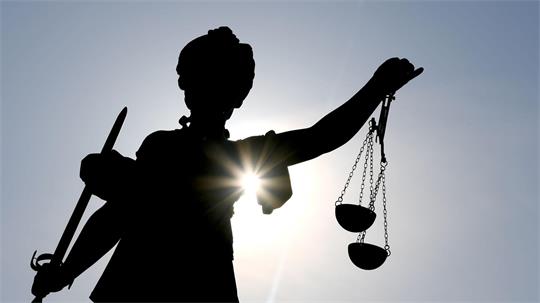 Die Sozialgerichte in Niedersachsen und Bremen haben deutlich mehr Anträge auf einstweiligen Rechtsschutz und Klagen bekommen als im Vorjahreszeitraum. (Symbolbild)