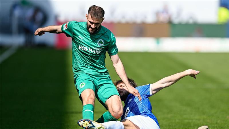 Nach gruseliger erster Hälfte: Darmstadt bezwingt Fürth Die SpVgg Greuther Fürth mit Simon Asta (l) und Darmstadt mit Kilian Julian Corredor lieferten sich ein schwaches Zweitliga-Spiel.