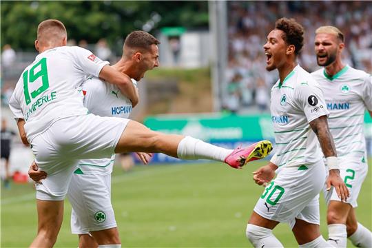 Die SpVgg Greuther Fürth startete mit einem souveränen Heimsieg gegen Paderborn in die neue Saison.