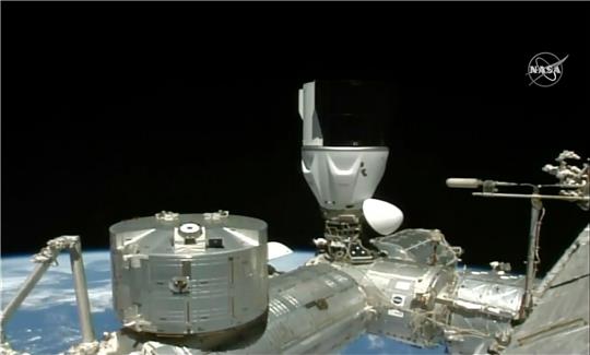 Die Space-X-Kapsel beim Andocken an die Internationale Raumstation.