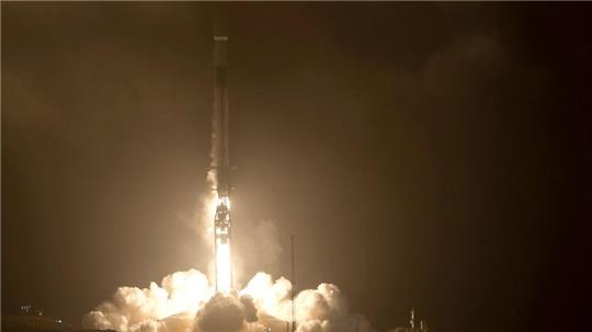 Die SpaceX Falcon 9 Rakete startet mit dem Double Asteroid Redirection Test (DART) an Bord vom Space Launch Complex 4E auf der Vandenberg Space Force Base in Kalifornien.
