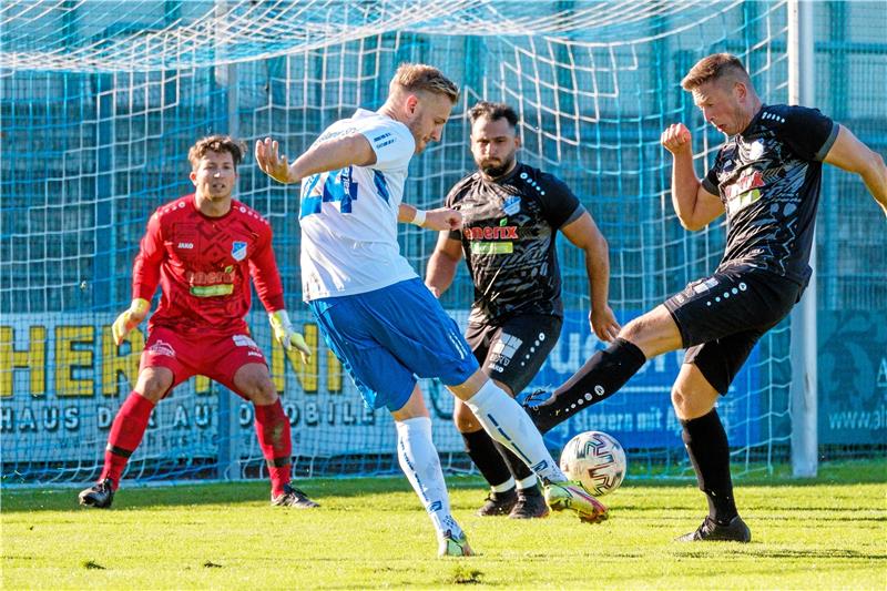 GSC 08 ist heiß auf das Spitzenspiel gegen Bleckenstedt Die Spannung steigt: Der Goslarer SC 08 mit Julian Ahrens (2. v. li.) empfängt am Sonntag zum Spitzenspiel Tabellenführer Germania Bleckenstedt und kann nach Punkten gleichziehen. Foto: Drechsler