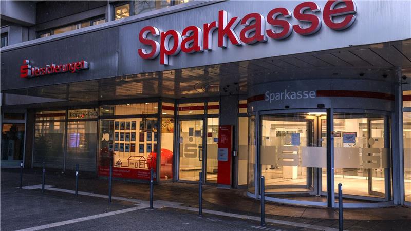 Wieder Schließfächer in Nordrhein-Westfalen aufgebrochen Die Sparkasse-Filiale bleibt nach dem Tresor-Coup vorerst geschlossen.