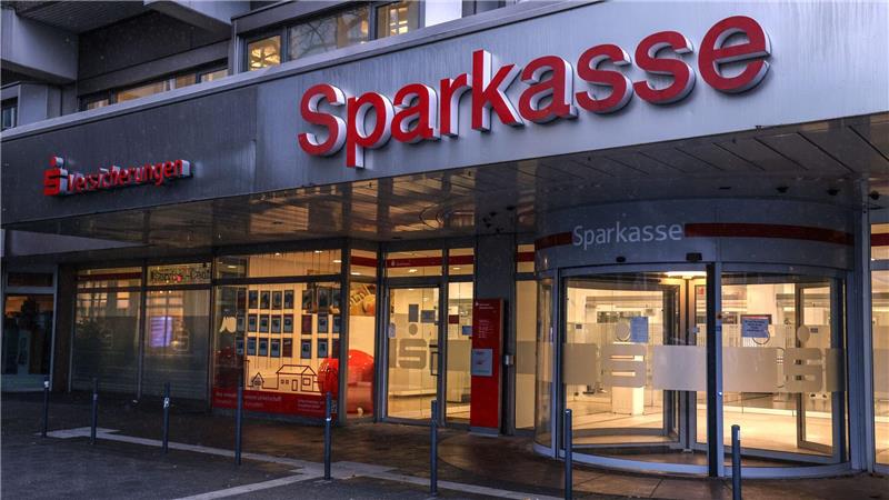 Die Sparkassen-Filiale, deren Schließfächer ausgeräumt wurden, bleibt vorerst geschlossen. (Archivbild)