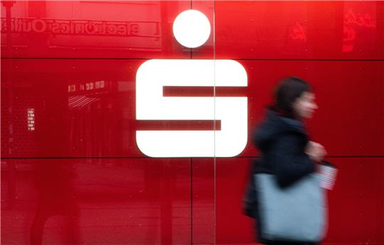 Die Sparkassen-Filiale in Langelsheim kündigt neue Öffnungszeiten an, die ab dem 1. April gelten. Symbolfoto: picture alliance/dpa | Marco Rauch