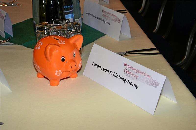 Die Sparschweine sind nur den fleißigen Bedienungen vorbehalten. 4500 Euro an Spenden wurden vorab überwiesen.