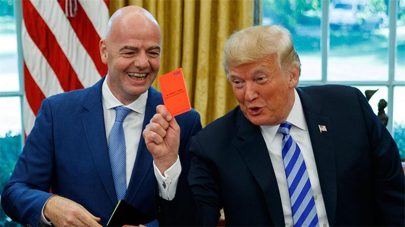 Hilfe für Infantino aus dem Weißen Haus? „Frei erfunden“ Die Spaßvögel Donald Trump und Gianni Infantino (l) bei der Arbeit. (Archivbild)