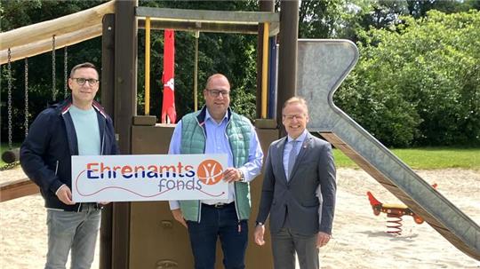 Die Spende des Ehrenamtsfonds wird die Sanierung des Spielplatzes verwendet (v.l.): Mathias Wiechmann Bürgerbad-Vorsitzender, Ortsbürgermeister René Philipp und Frank Uhlenhaut (Harz Energie).