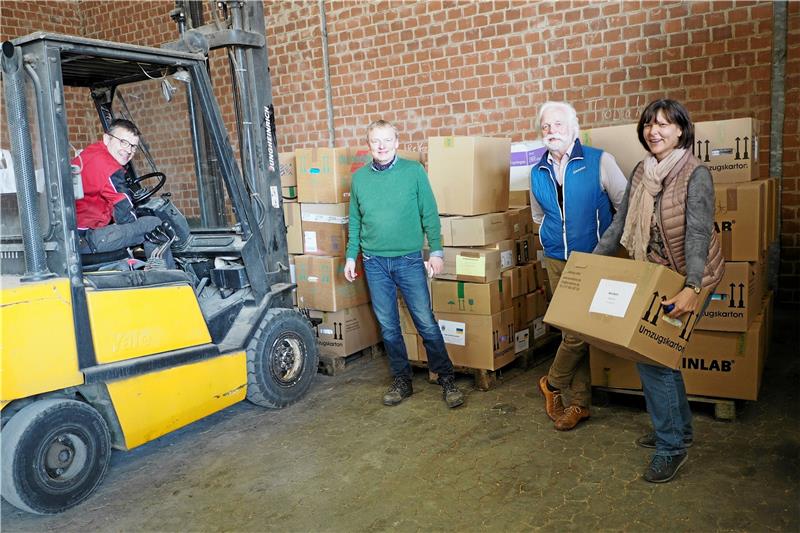 Spenden aus dem Oberharz sind auf dem Weg in die Ukraine Die Spenden aus dem Oberharz werden in einer Scheune bei Hannover zwischengelagert. Von links: Christian Redeke (Lions-Club Hannover Expo), Christian Schröder, Ulrich Windaus und Heike Schröder. Foto: Privat