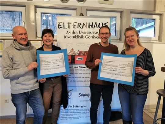 Die Spendengelder werden symbolisch übergeben (von links): Rolf Nolte, Dagmar Hildebrandt-Linne, Martin Bachmann und Simone Maibaum. Foto: Heinichen
