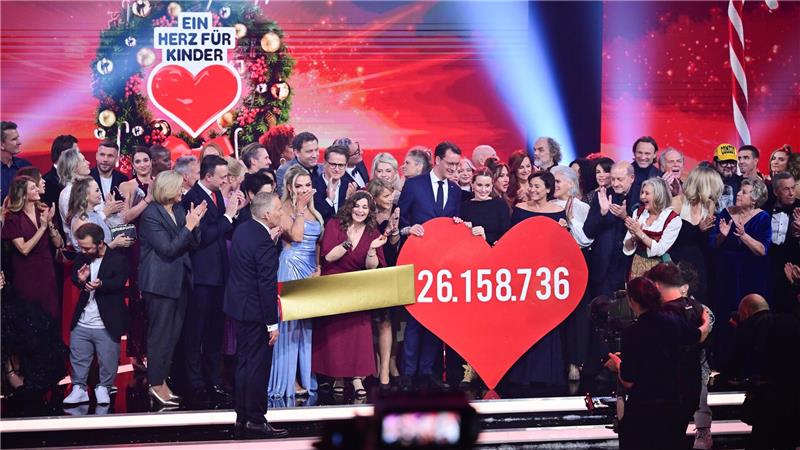 Die Spendensumme der Spenden-Gala „Ein Herz für Kinder“ am Ende der Sendung wird präsentiert.