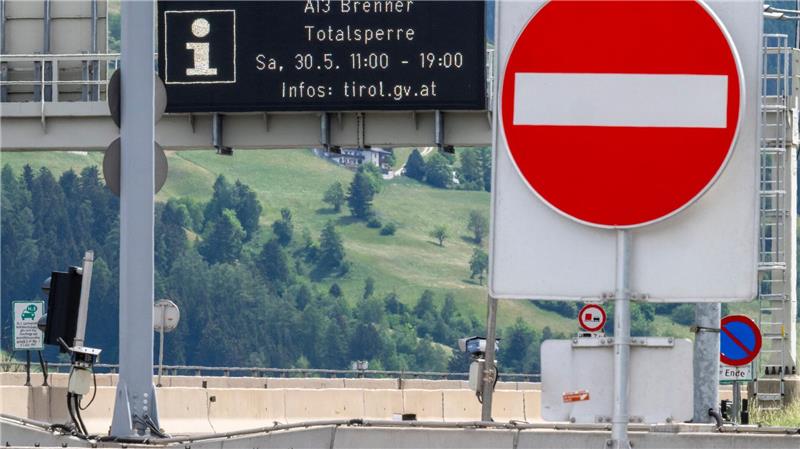 Protest und Sperre ohne Chaos: Ein Ruhetag am Brenner Die Sperre des Brenner-Korridors sorgt nicht für das befürchtete Verkehrschaos