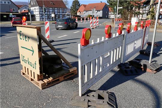 Die Sperrung an der Europakreuzung erlaubt die Zufahrt bis zum Hofverkauf.