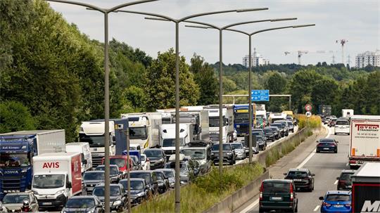 Die Sperrung der A7 um den Elbtunnel sorgt am Wochenende für Verkehrseinschränkungen rund um Hamburg. (Archivbild)