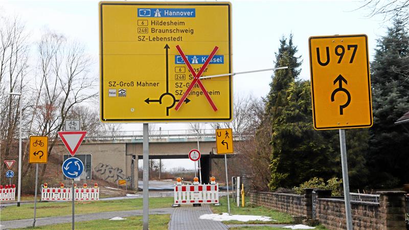 Die Sperrung der maroden B6-Brücke im Hintergrund ist mit zahlreichen Umleitungen verbunden.