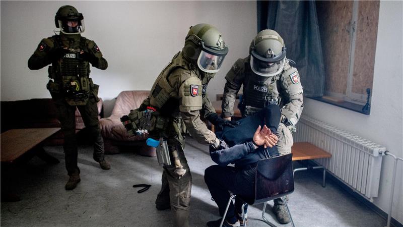 Terror, Amok, Waffen – 50 Jahre Spezialeinheiten Die Spezialisten sind etwa im Einsatz, wenn international gesuchte Straftäter festgenommen werden.
