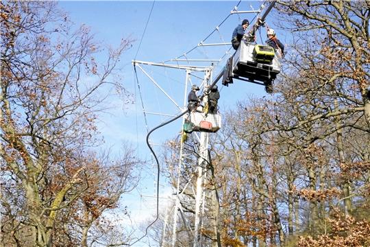 Die Spezialisten überprüfen insbesondere an den Verbindungen der 160 einzelnen Rohrelemente die Schrauben und tauschen sie gegebenenfalls gegen neue Bolzen aus. Dazu arbeiten sie aus Gondeln, die an den Laufwagen hängen, die für die Passagiere der Baumschwebebahn verwendet werden. Wobei auch diese Wagen im Rahmen der Revision einer umfangreichen Inspektion unterzogen werden. Fotos: Schlegel