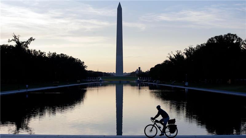 Die Spiegelung des Washington Monument im Morgenlicht des frisch renovierten Reflecting Pool ist zu sehen.