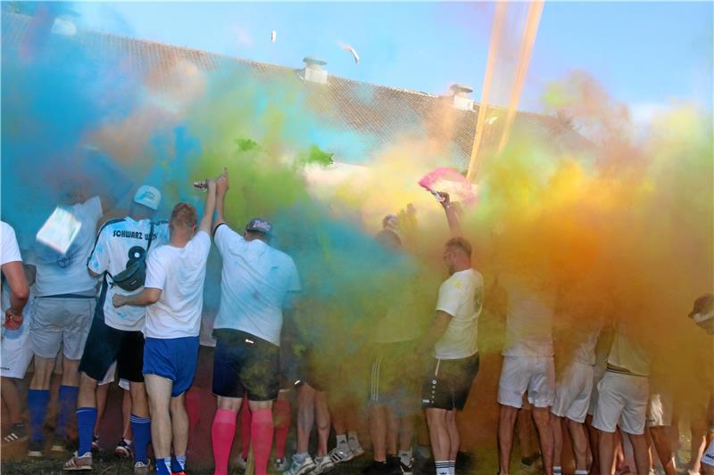 Die Spiele enden in einer Farbenpracht im Stile eines Holi-Festivals.