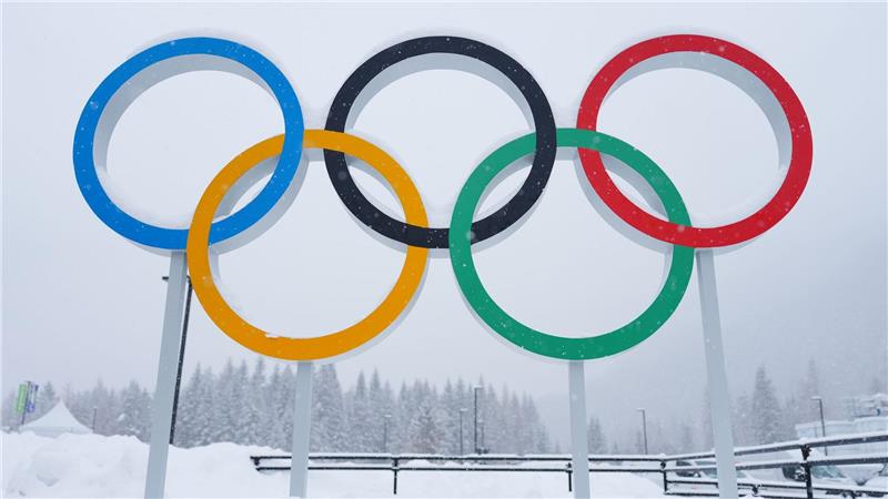 Die Spiele sind fast eröffnet: olympische Ringe in Cortina