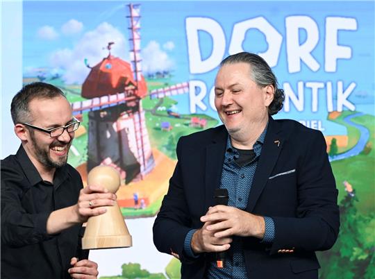 Die Spieleentwickler Lukas Zach und Michael Palm freuen sich über die Wahl ihres Spiels «Dorfromantik: Das Brettspiel» zum «Spiel des Jahres 2023».