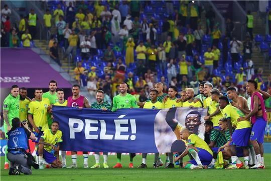 Die Spieler Brasiliens halten ein Poster mit Genesungswünschen für Fußballikone Pelé nach dem Abpfiff.