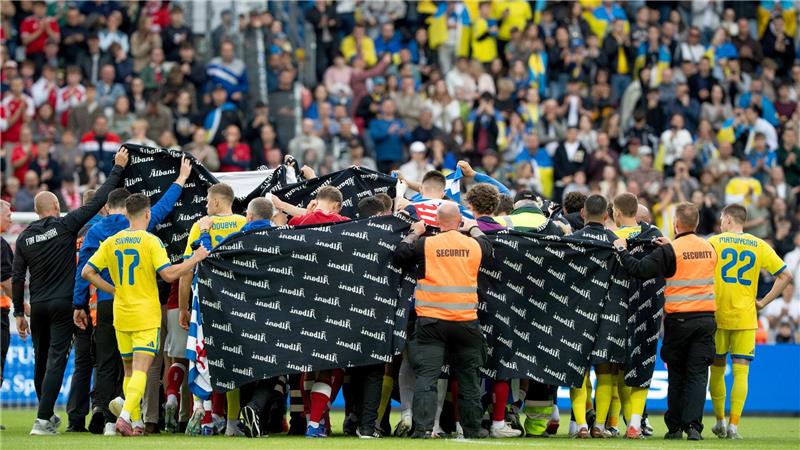 „Ich fühle mich gut“: Der Eriksen-Schock und die Folgen Die Spieler aus Dänemark und der Ukraine schirmen Christian Eriksen nach seinem Zusammenbruch ab.