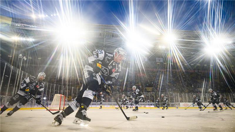 Die Spieler der Dresdner Eislöwen wärmen sich vor dem Spiel gegen die Eisbären Berlin auf.