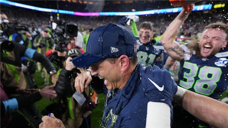 Die Spieler der Seattle Seahawks duschen ihren Trainer Mike MacDonald. 
