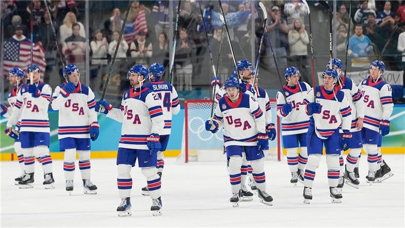 Die Spieler der Vereinigten Staaten feiern am Ende des Eishockey-Halbfinalspiels.