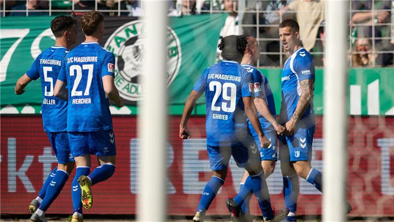 Die Spieler des 1. FC Magdeburg bejubeln das erste von zwei Toren von Mateusz Zukowski (r.).