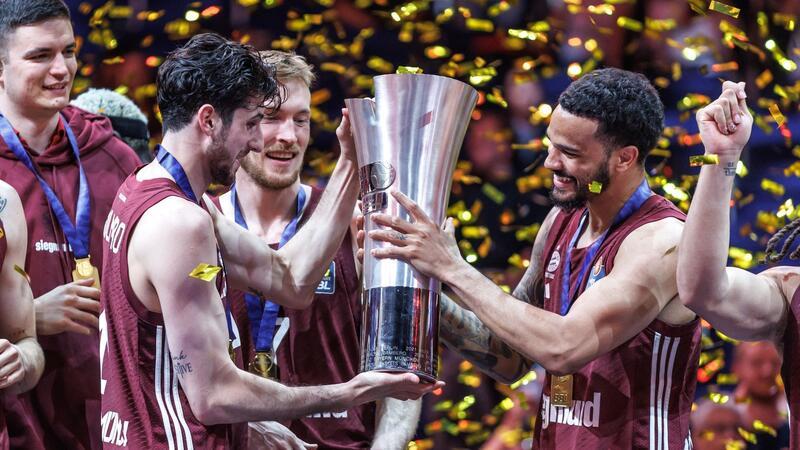 Bayern-Basketballer als Nummer eins in neue Ära Die Spieler des FC Bayern feiern die deutsche Meisterschaft.