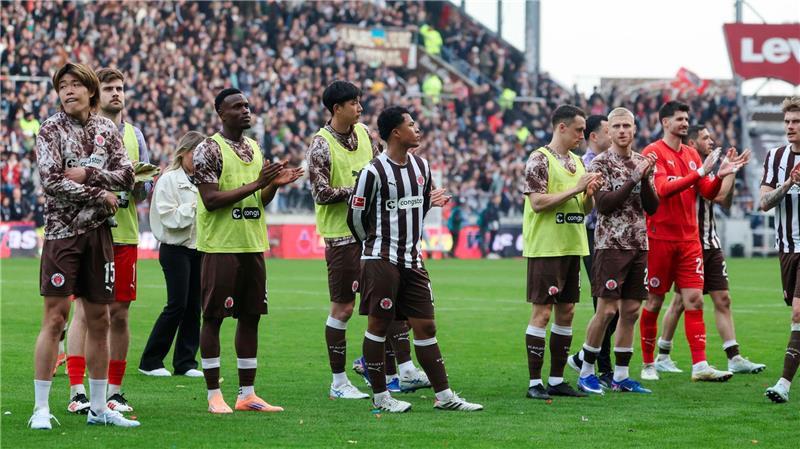 Werder verdrängt St. Pauli: „Ein ganz enges Rennen“ Die Spieler des FC St. Pauli nach dem 0:0 gegen Eintracht Frankfurt.