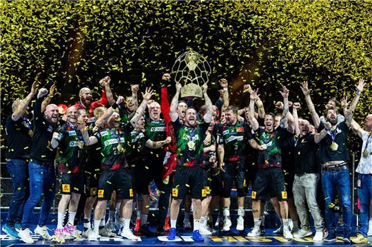 Die Spieler des SC Magdeburg feiern den Champions-League-Sieg.