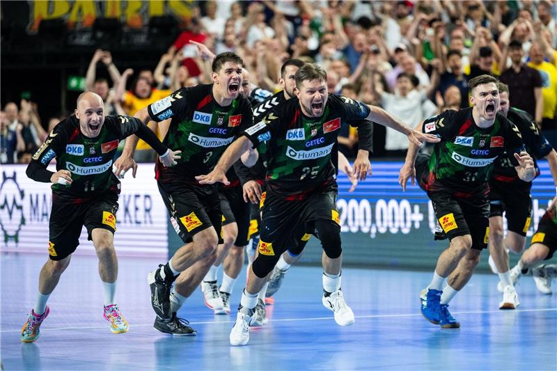 Königsklassen-Coup winkt: Magdeburgs Handballer im Finale Die Spieler des SC Magdeburg jubeln nach dem Einzug ins Champions-League-Finale.