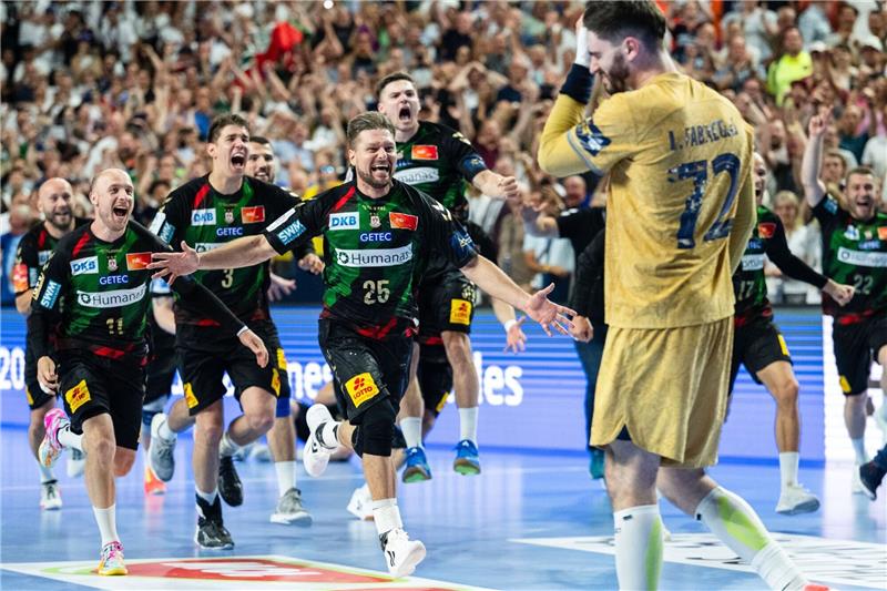 Magdeburgs Handballer wollen Coup in der Königsklasse landen Die Spieler des SC Magdeburg jubeln, nachdem Barcelonas Ludovic Fabregas (r) seinen entscheidenen Siebenmeter verworfen hat.